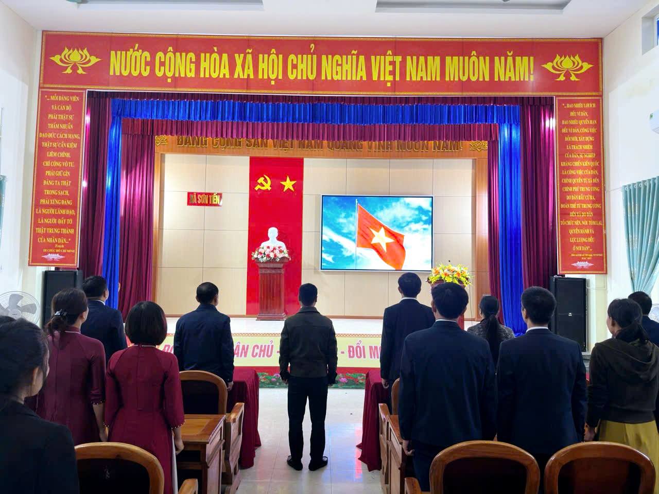 ĐẢNG ỦY CƠ QUAN UBND XÃ SƠN TIẾN TỔ CHỨC CHÀO CỜ, GIAO BAN THÁNG 11/2025