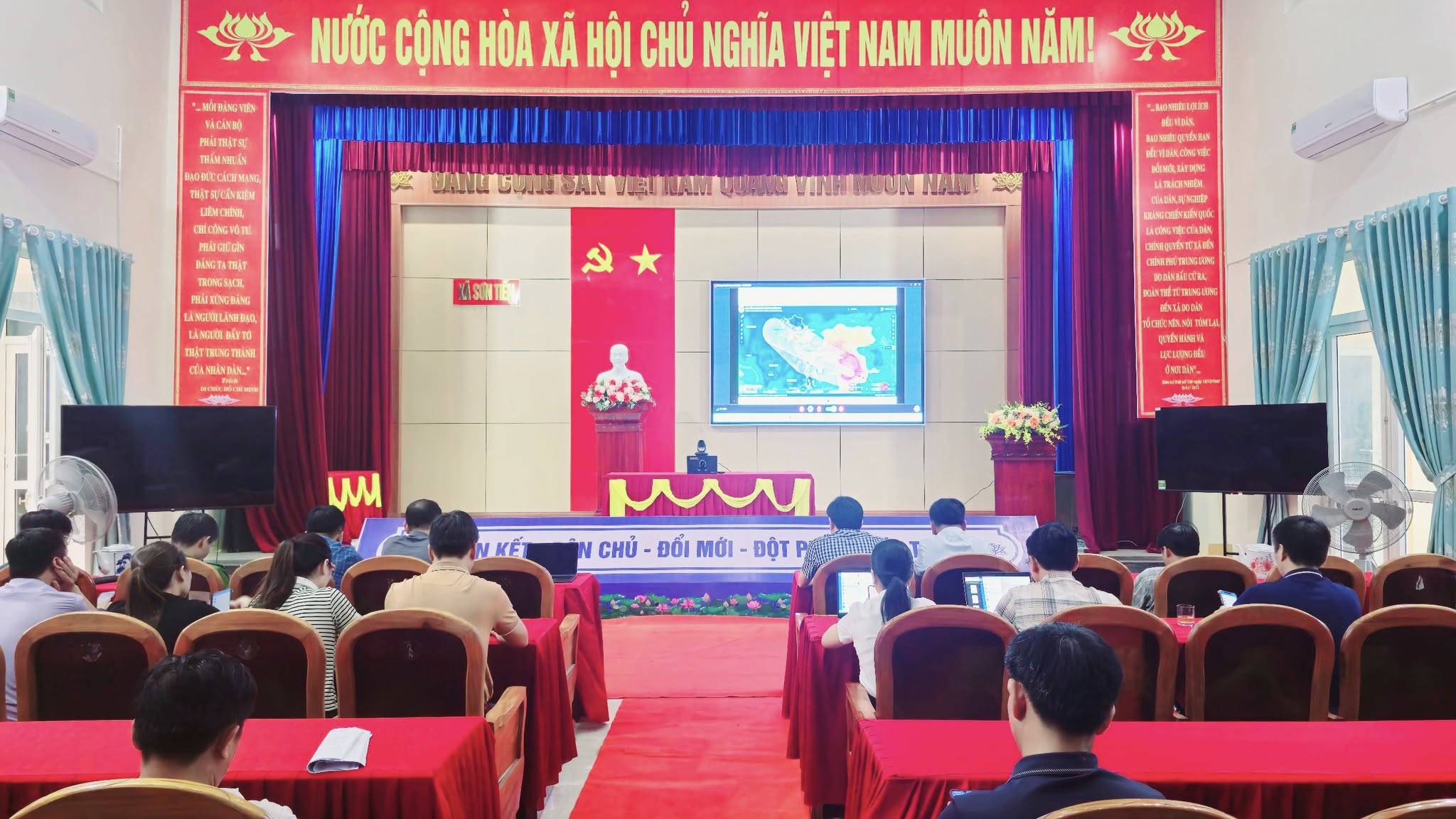XÃ SƠN TIẾN KHẨN TRƯƠNG HỌP TRIỂN KHAI CÔNG TÁC PHÒNG, CHỐNG CƠN BÃO SỐ 10 (BUALOI)