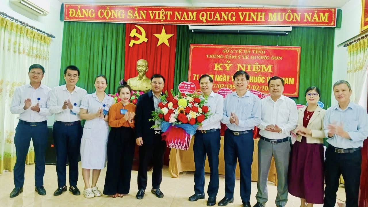 LÃNH ĐẠO XÃ SƠN TIẾN CHÚC MỪNG 71 NĂM NGÀY THẦY THUỐC VIỆT NAM 
