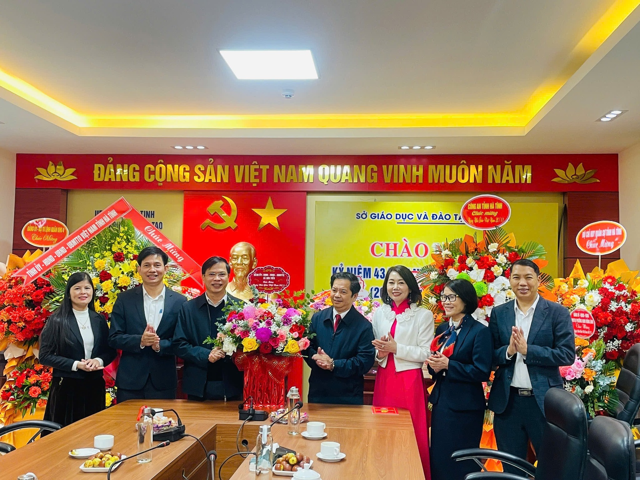 Đoàn lãnh đạo xã Sơn Tiến thăm, tặng hoa chúc mừng các đơn vị, trường học nhân kỷ niệm 43 năm Ngày Nhà giáo Việt Nam