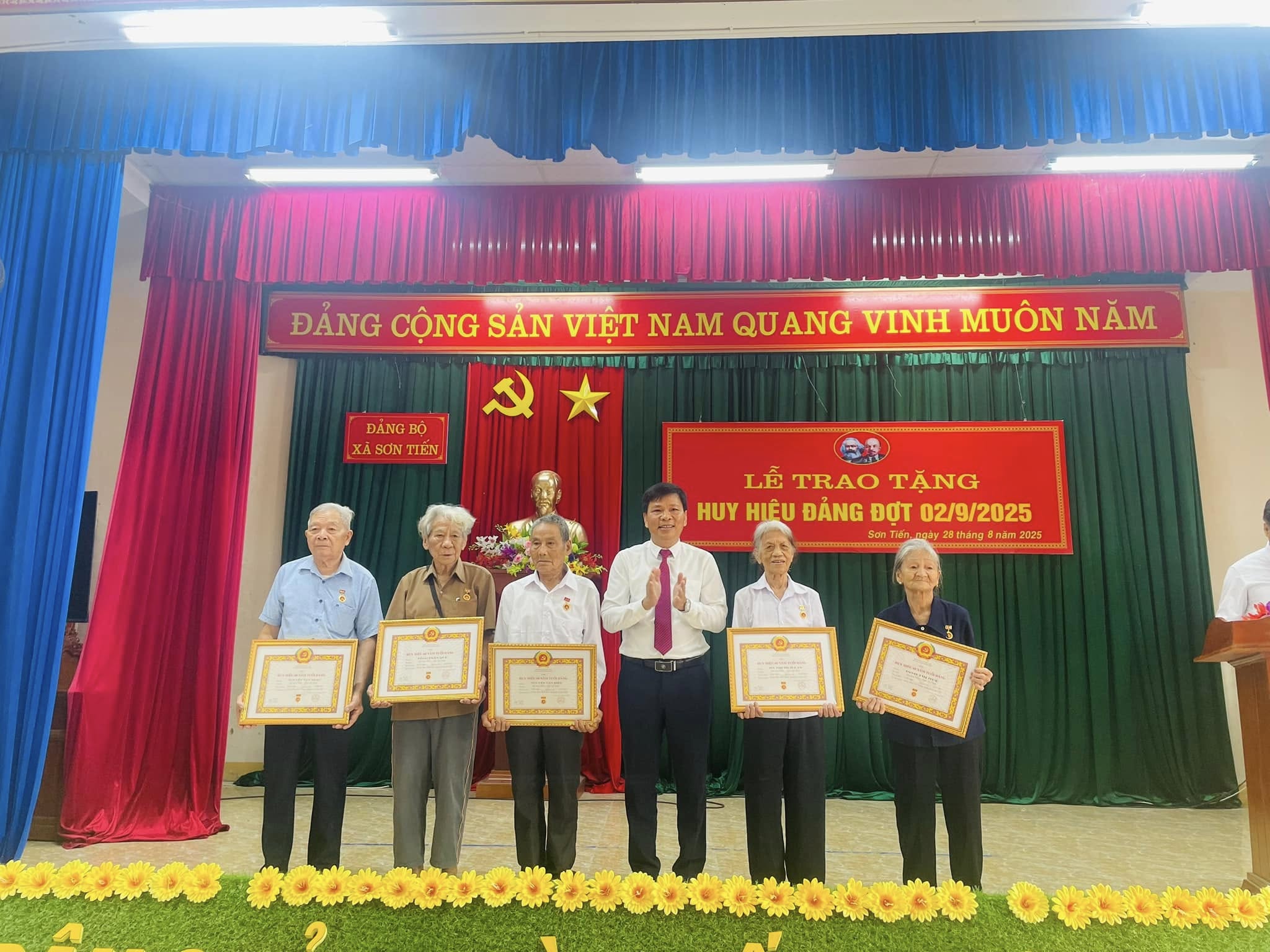 ĐẢNG ỦY XÃ SƠN TIẾN TỔ CHỨC LỄ TRAO TẶNG HUY HIỆU ĐẢNG ĐỢT 2/9/2025