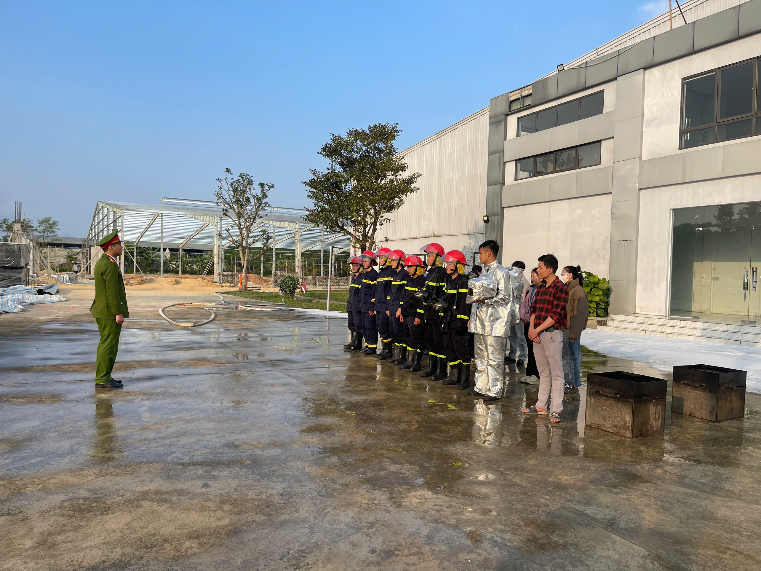 Phòng Cảnh sát PCCC & CNCH – Công an tỉnh Hà Tĩnh tổ chức thực tập phương án chữa cháy và cứu nạn cứu hộ.