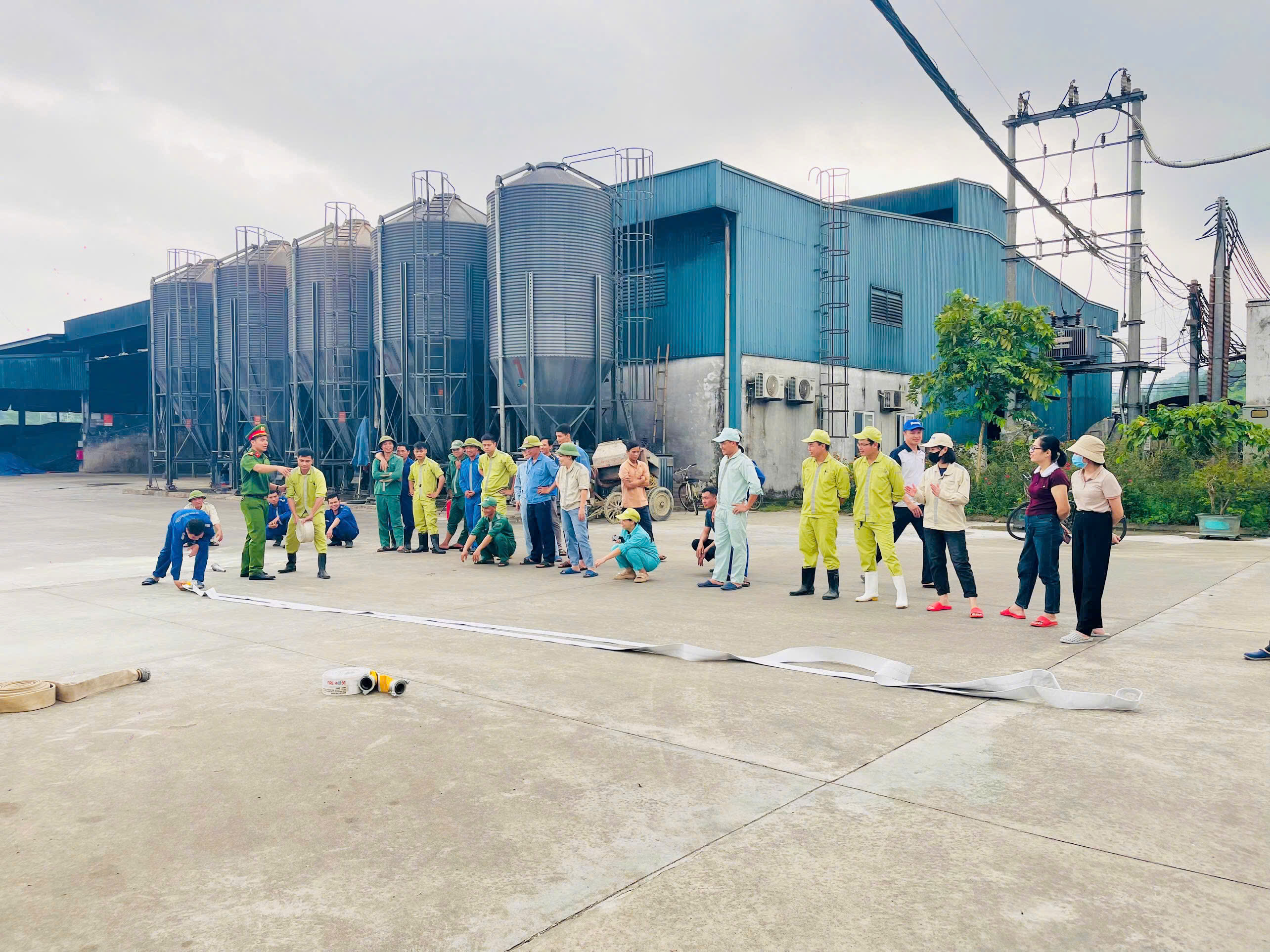 Tổ chức bồi dưỡng, thực tập phương án chữa cháy, cứu nạn cứu hộ tại Trang trại bò sữa Hà Tĩnh
