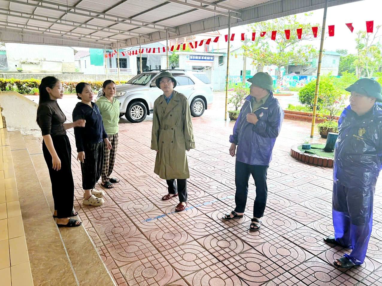 LÃNH ĐẠO XÃ SƠN TIẾN KIỂM TRA CÔNG TÁC PHÒNG CHỐNG BÃO SỐ 10( BUALOI)
