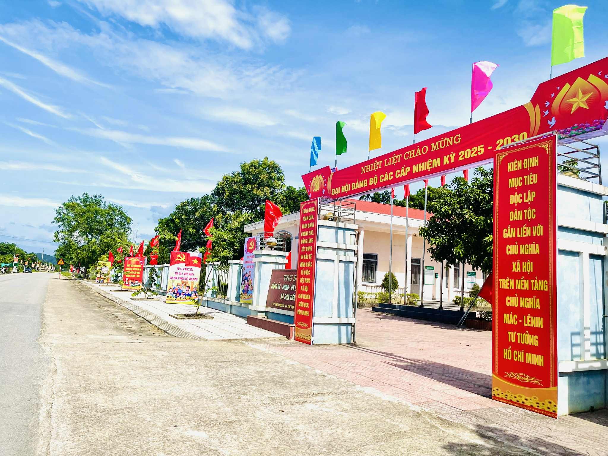 SƠN TIẾN RỰC RỠ CỜ HOA CHÀO MỪNG ĐẠI HỘI ĐẢNG