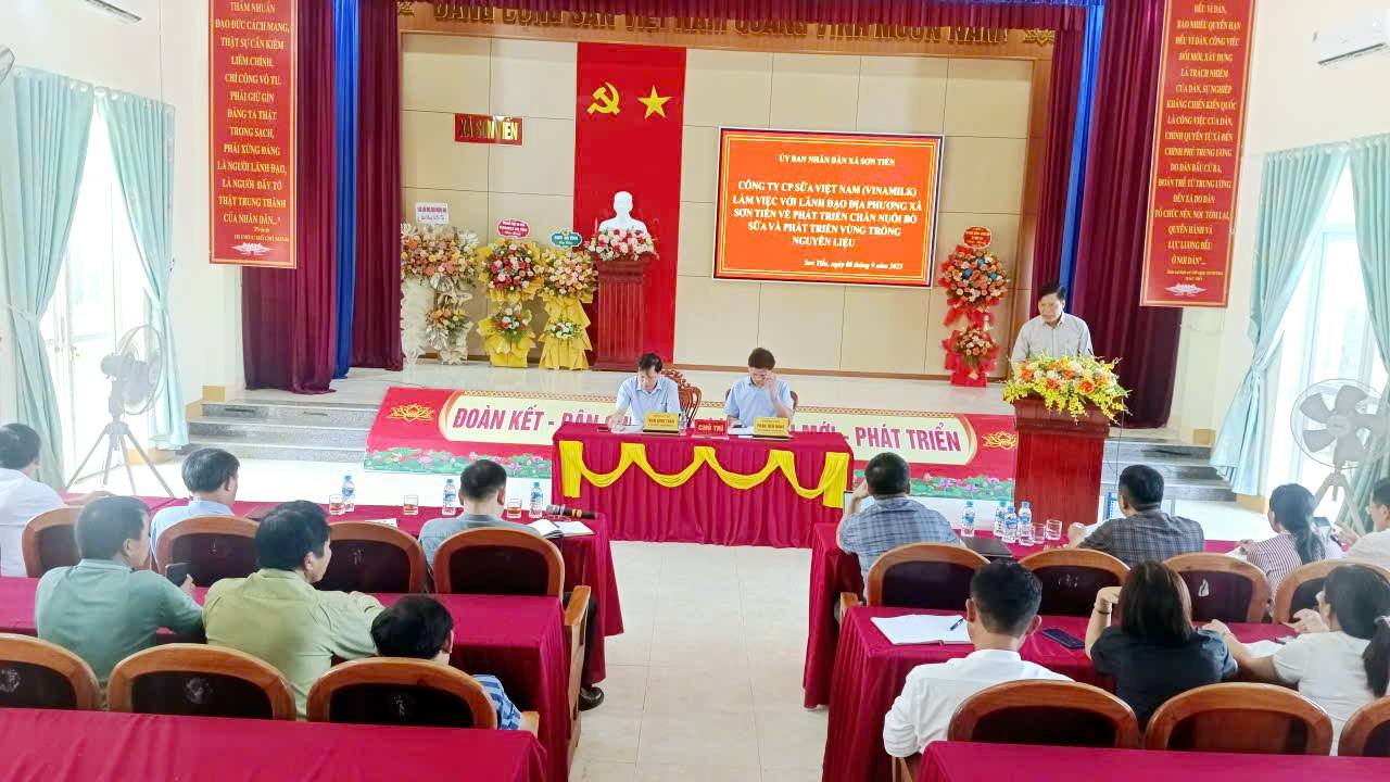 XÃ SƠN TIẾN LÀM VIỆC VỚI CÔNG TY CỔ PHẦN SỮA VIỆT NAM (VINAMILK) TRIỂN KHAI MÔ HÌNH CHĂN NUÔI BÒ SỮA