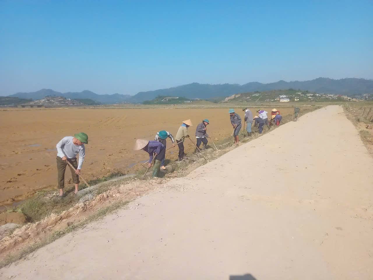 Sơn Tiến: Khí thế thi đua sôi nổi làm đường giao thông, rãnh thoát nước theo cơ chế hỗ trợ xi măng