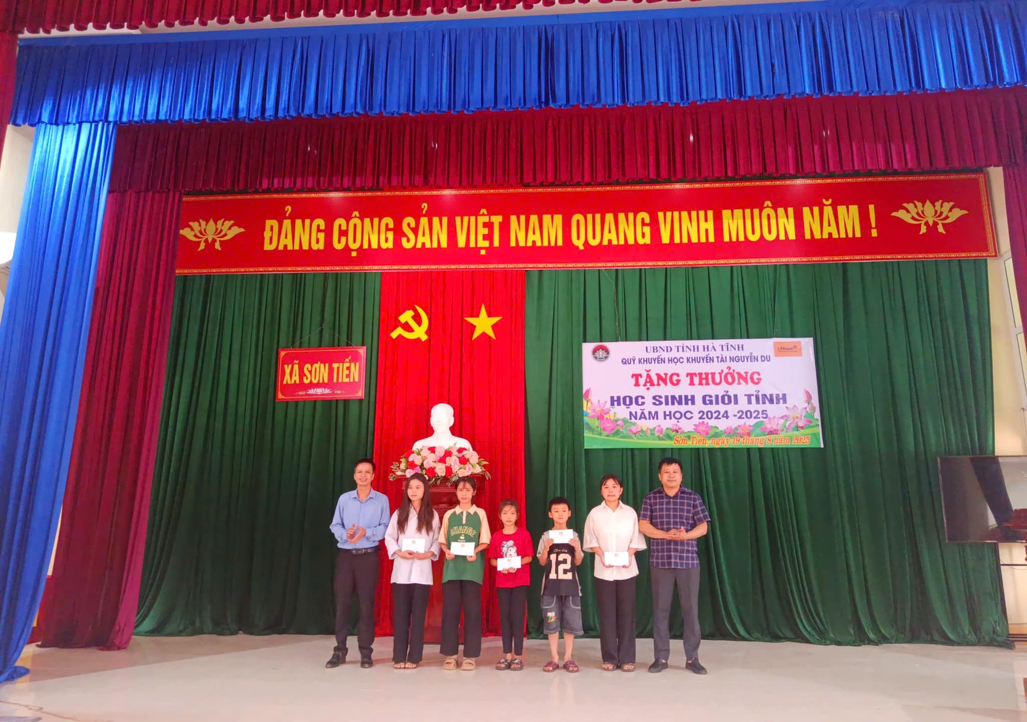 KHEN THƯỞNG HỌC SINH GIỎI TỈNH CÁC MÔN VĂN HÓA NĂM HỌC 2024-2025, TRAO QUÀ CHO HỌC SINH KHÓ KHĂN 