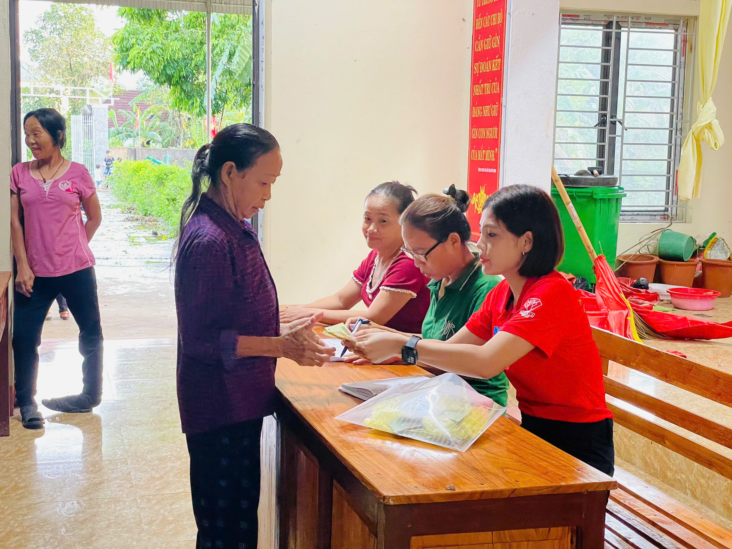 XÃ SƠN TIẾN TỔ CHỨC PHÁT QUÀ CỦA ĐẢNG, NHÀ NƯỚC NHÂN DỊP TẾT ĐỘC LẬP 02/9