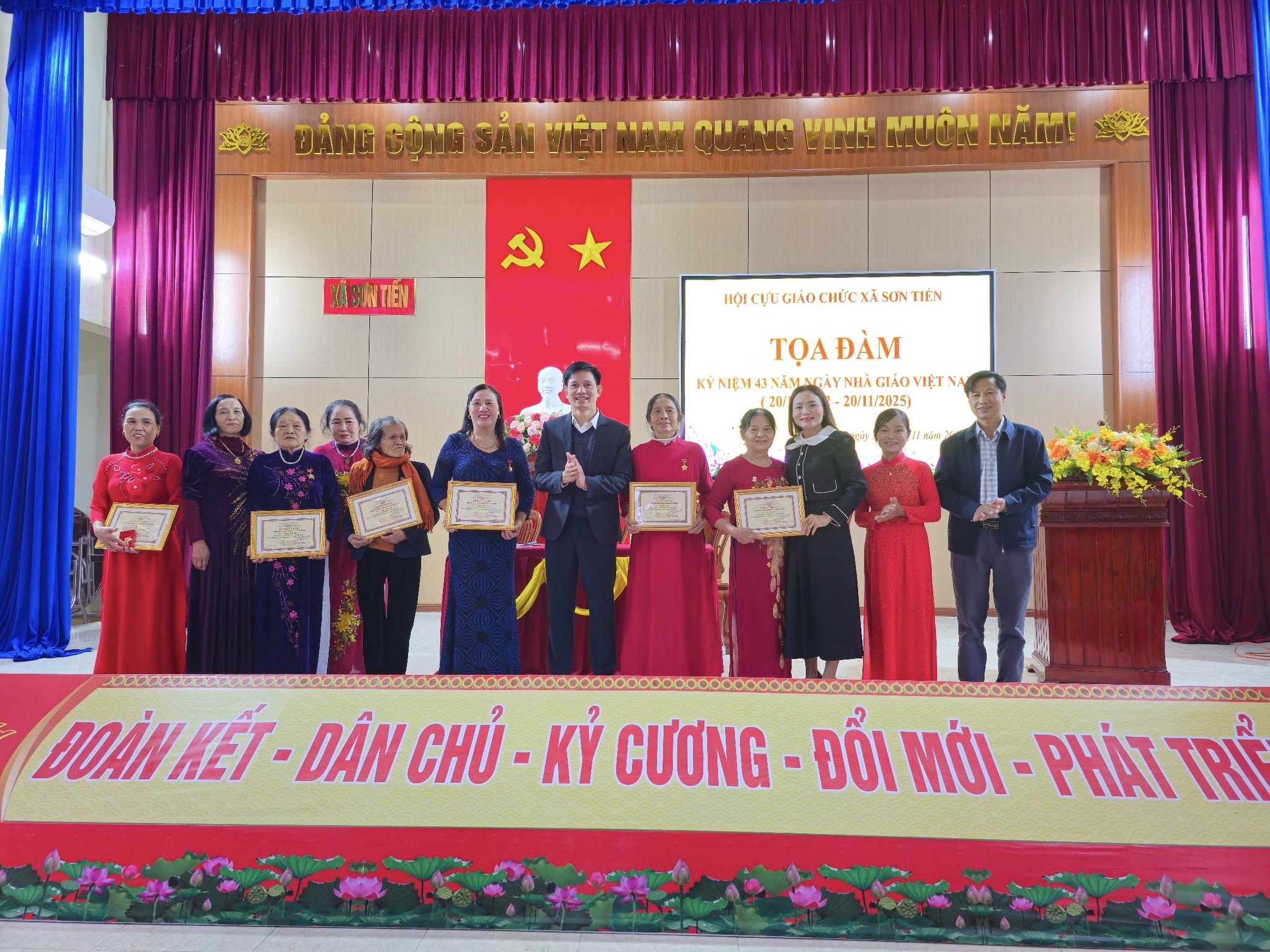 Hội Cựu giáo chức xã Sơn Tiến tổ chức tọa đàm kỷ niệm 43 năm Ngày Nhà giáo Việt Nam