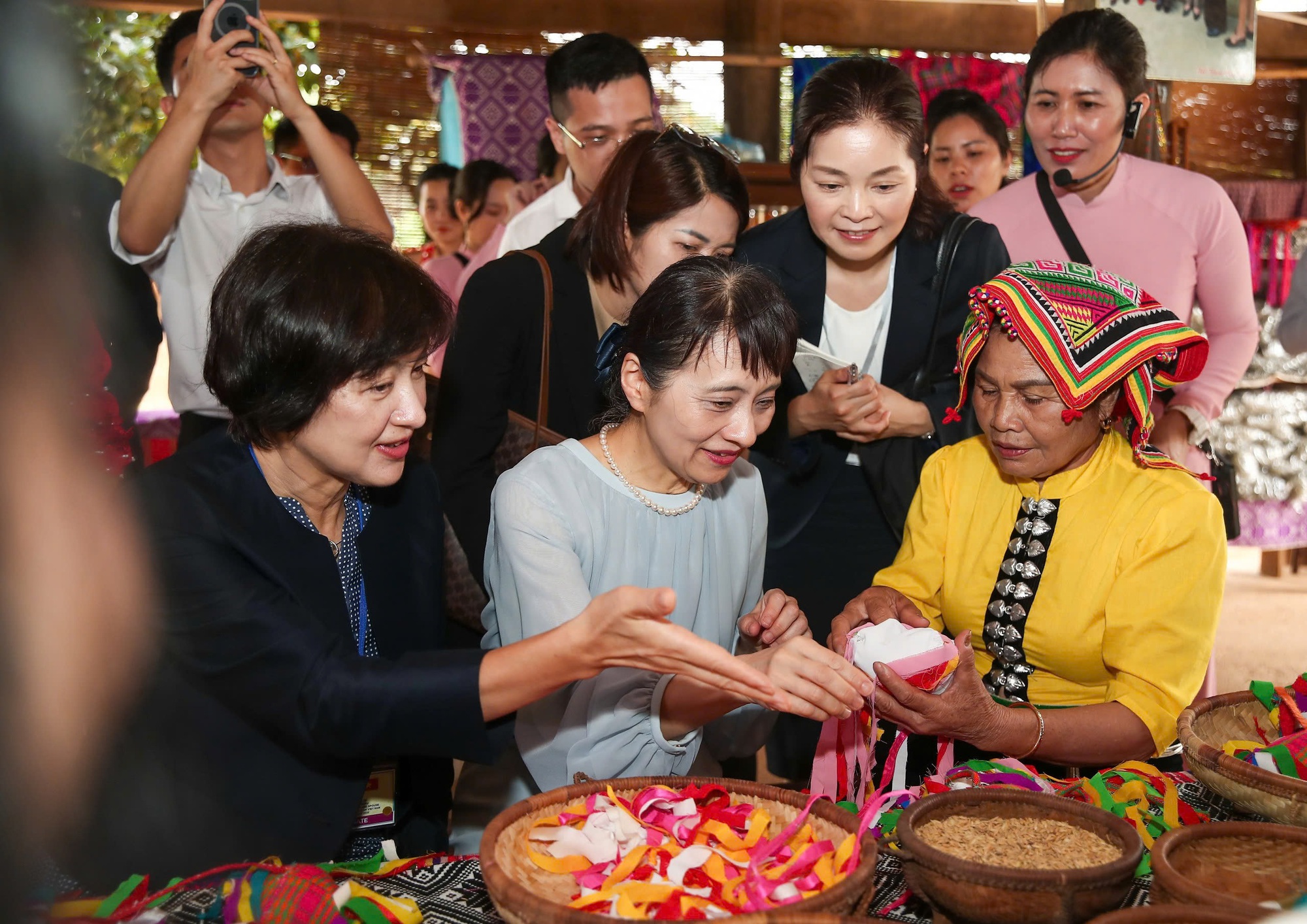 Phu nhân Thủ tướng Việt Nam và Nhật Bản thăm Làng Văn hóa - Du lịch các dân tộc Việt Nam
