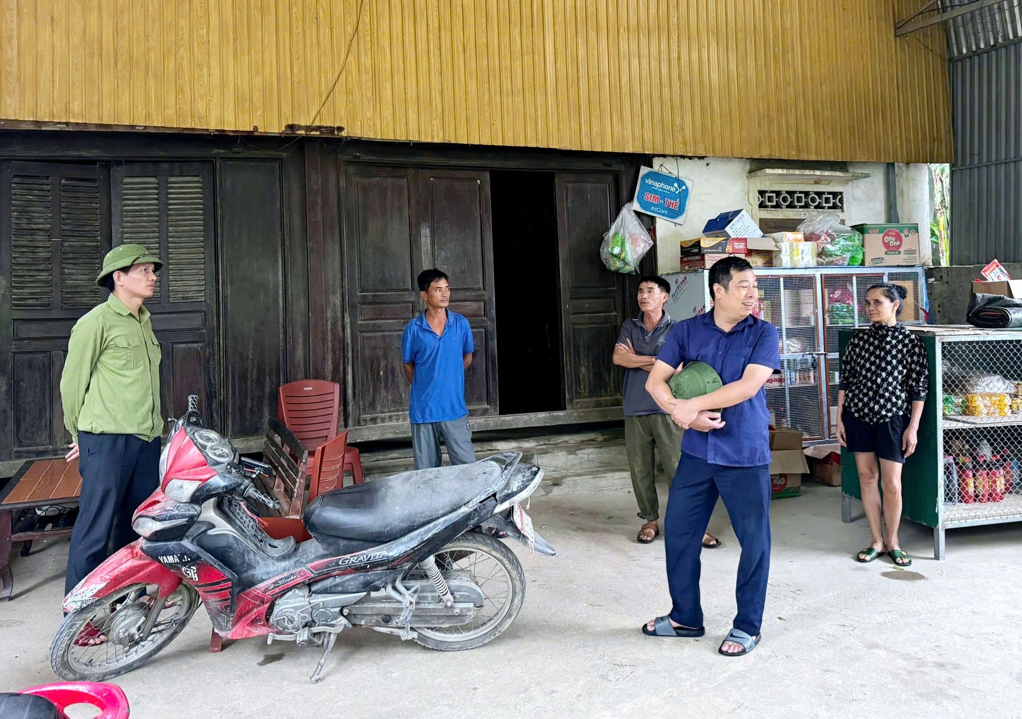 UBND XÃ SƠN TIẾN KIỂM TRA, DI DỜI CÁC HỘ GIA ĐÌNH VÙNG THẤP TRŨNG, NGƯỜI GIÀ, NEO ĐƠN ĐẾN CÁC ĐỊA ĐIỂM TRÁNH TRÚ AN TOÀN