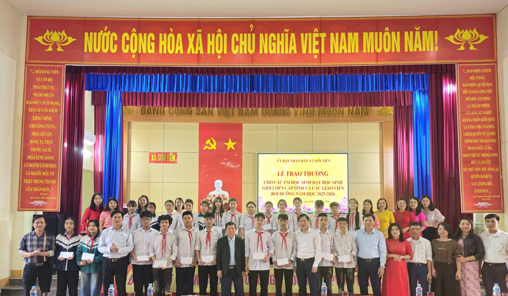 UBND xã Sơn Tiến trao thưởng học sinh và giáo viên bồi dưỡng học sinh giỏi lớp 9 cấp tỉnh năm học 2025–2026