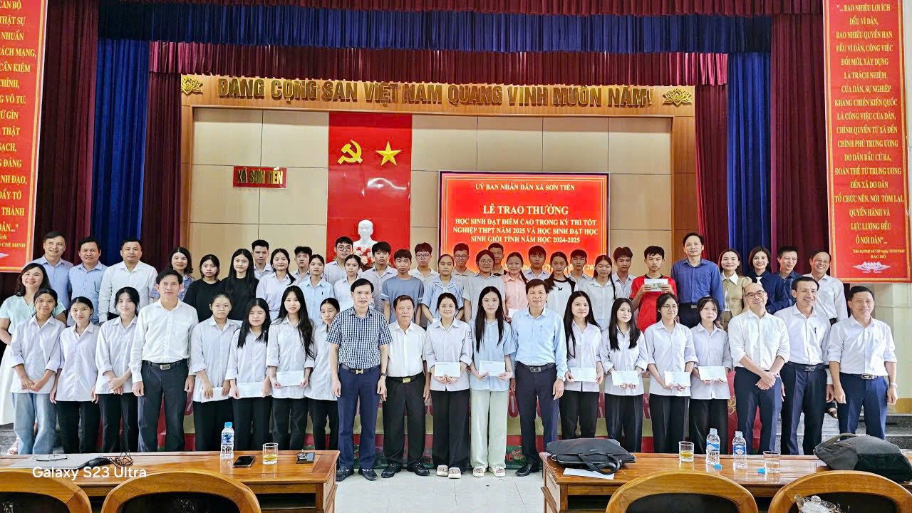 Xã Sơn Tiến trao thưởng học sinh giỏi tỉnh năm học 2024 - 2025 và học sinh đạt điểm cao kỳ thi tốt nghiệp THPT năm 2025