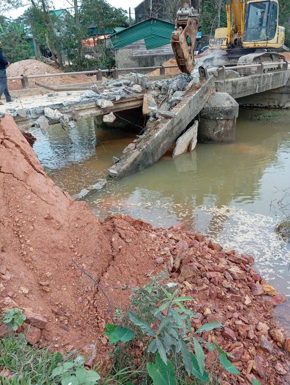 THÔNG BÁO Về việc thi công xây dựng cầu và hạn chế lưu thông qua khu vực cầu Nờ, xã Sơn Tiến