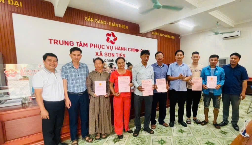 XÃ SƠN TIẾN TRAO KẾT QUẢ ĐẤT ĐAI CHO NGƯỜI DÂN - DẤU ẤN ĐỔI MỚI TRONG THỰC HIỆN CHÍNH QUYỀN ĐỊA PHƯƠNG 2 CẤP