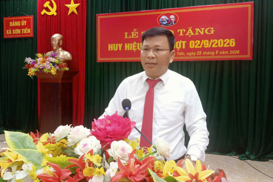 Xã Sơn Tiến trao Tặng Huy hiệu Đảng đợt 02/9 và Tuyên dương các tác giả có tác phẩm chính luận tiêu biểu.