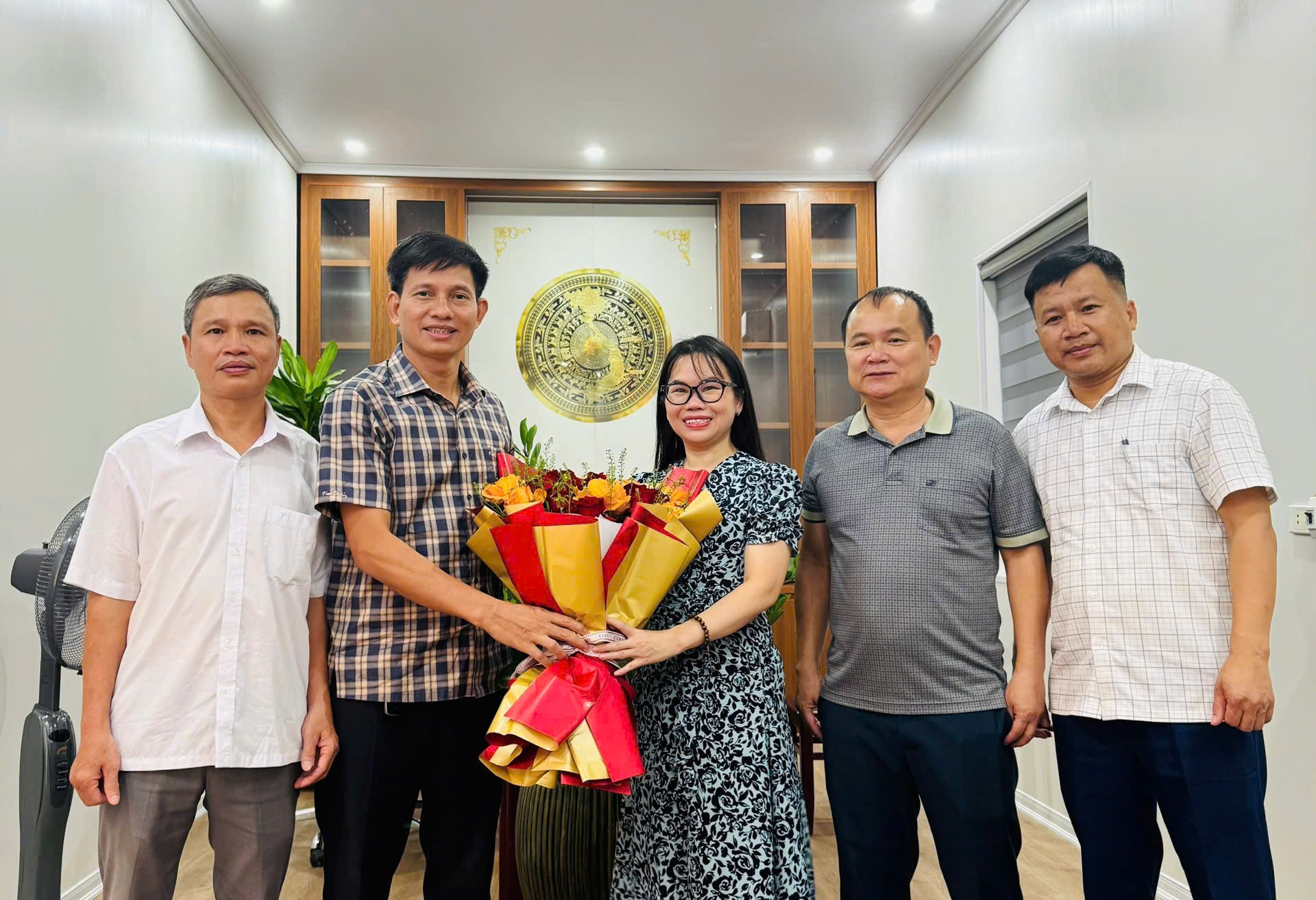 Lãnh đạo xã Sơn Tiến gặp mặt, chúc mừng PGS.TS.BS Trần Thị Huyền - Tấm gương vượt khó, lan tỏa khát vọng cống hiến