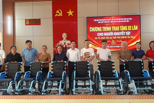Trao tặng 08 xe lăn - tiếp thêm niềm tin cho người khuyết tật có hoàn cảnh khó khăn trên địa bàn xã Sơn Tiến.