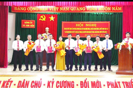 Đảng ủy xã Sơn Tiến công bố các Quyết định sắp xếp, kiện toàn tổ chức Đảng.
