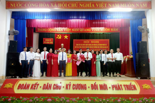 Đảng ủy xã Sơn Tiến công bố các Quyết định thành lập Đảng bộ các trường học