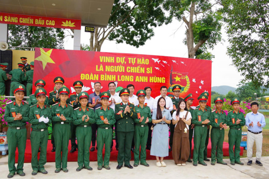 Đoàn Đại biểu Đảng ủy, HĐND, UBND, Ủy Ban MTTQ Việt Nam xã Sơn Tiến dự Lễ tuyên thề chiến sỹ mới và tổ chức thăm hỏi, động viên các tân binh là con em quê hương đang huấn luyện tại Trung đoàn 1, Sư đoàn 324.