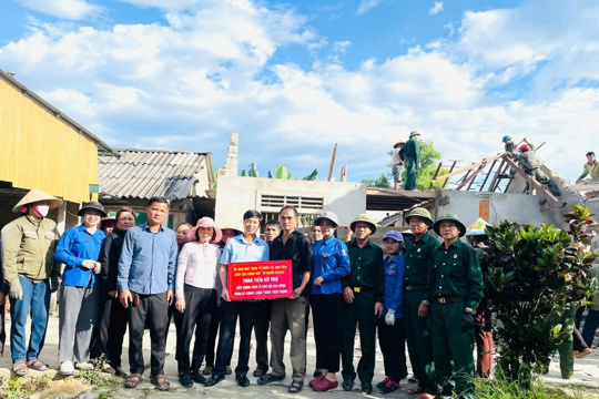 UBMTTQ VN xã Sơn Tiến cùng các tổ chức đoàn thể  đã tổ chức hỗ trợ sửa chữa nhà ở và trao kinh phí hỗ trợ xây dựng nhà cho gia đình ông Lê Công Luận – hộ đặc biệt khó khăn, thuộc diện tàn tật tại thôn Tiến Thịnh.