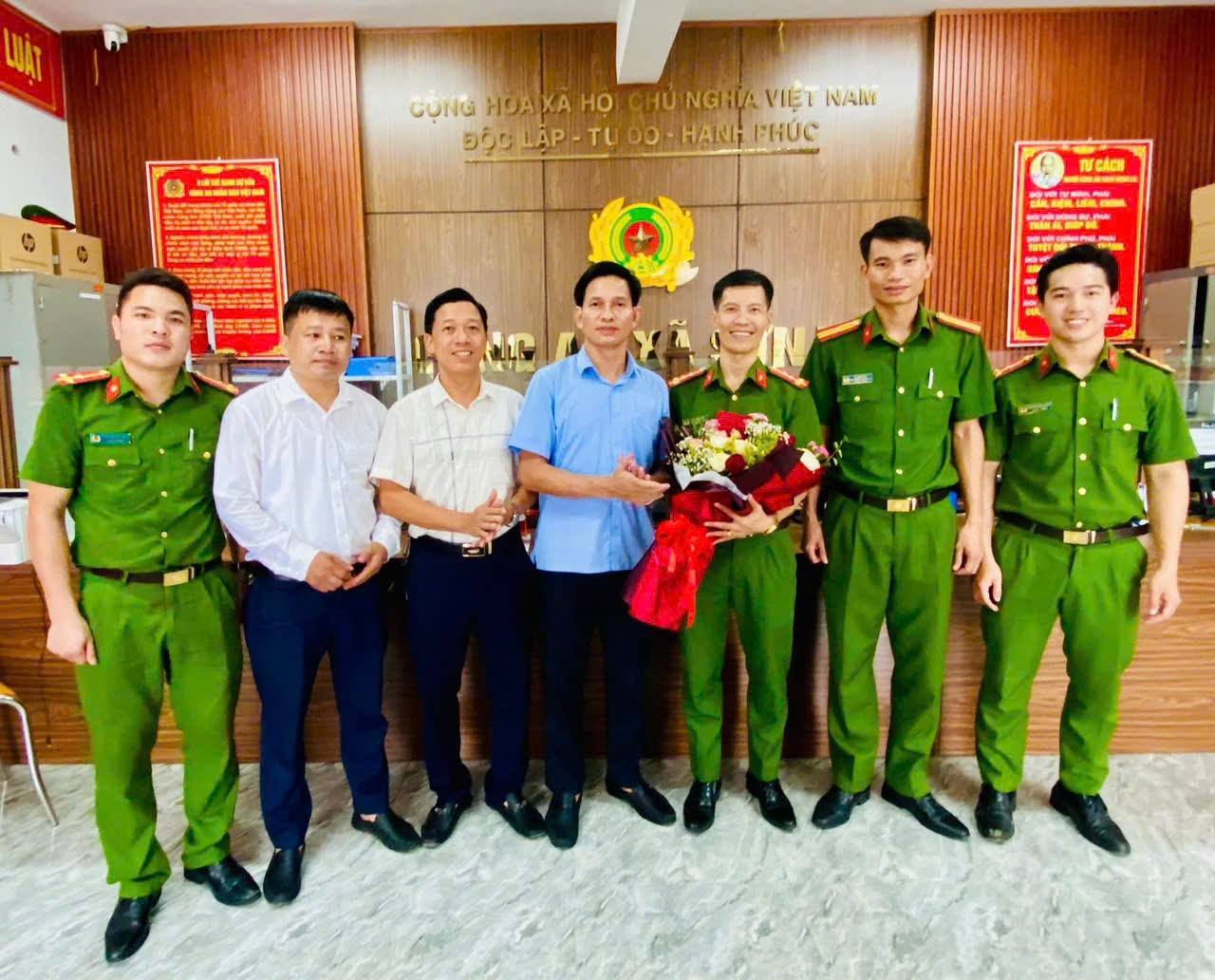 LÃNH ĐẠO XÃ SƠN TIẾN KỊP THỜI KHEN THƯỞNG, ĐỘNG VIÊN CÔNG AN XÃ. 
