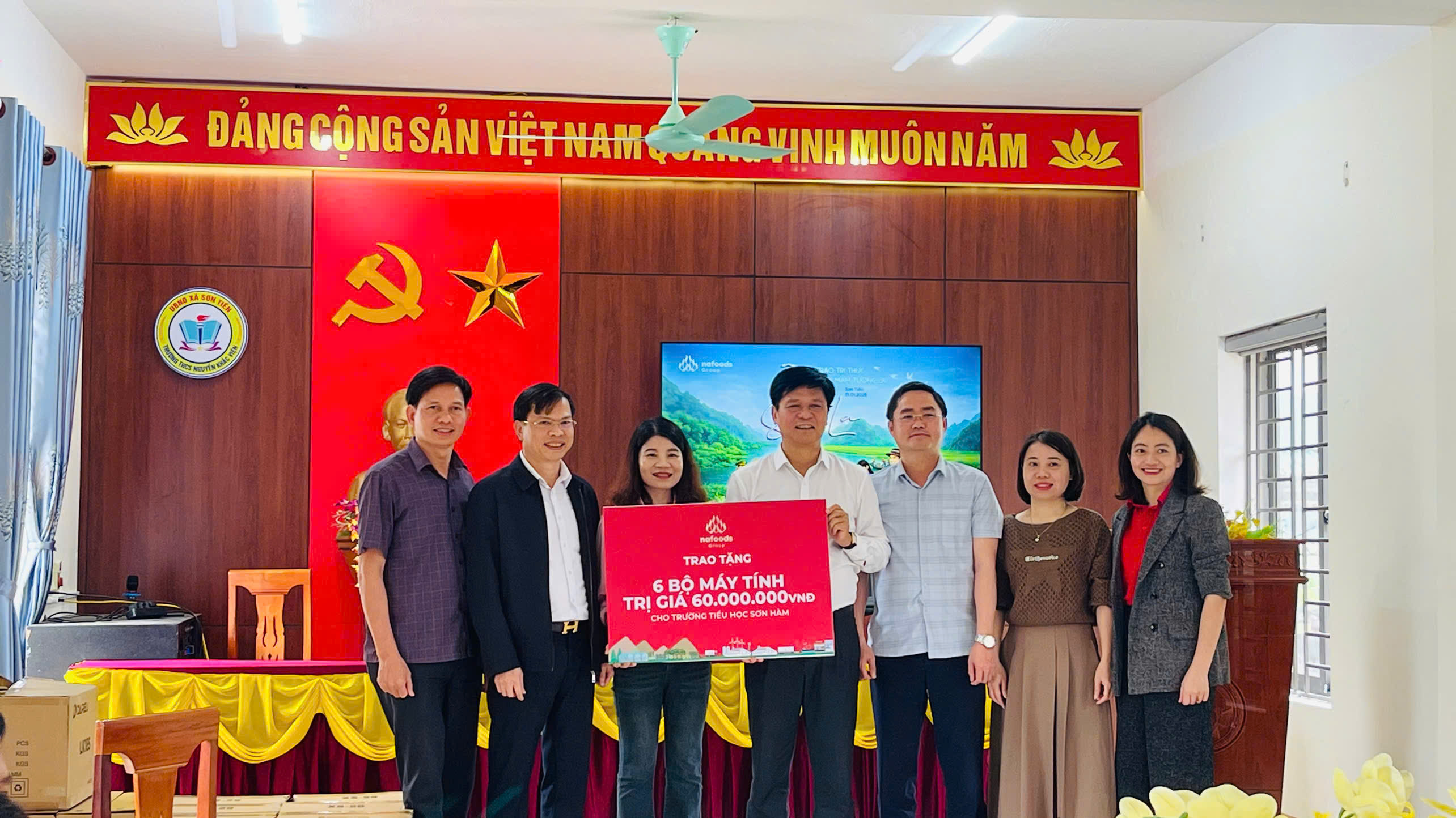 TRƯỜNG THCS NGUYỄN KHẮC VIỆN TIẾP NHẬN 06 BỘ MÁY VI TÍNH DO CÔNG TY NAFOODS GROUP TÀI TRỢ 