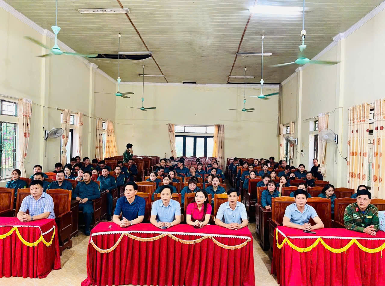 Lãnh đạo xã Sơn Tiến thăm hỏi, tặng quà, động viên lực lượng Dân quân cơ động huấn luyện 