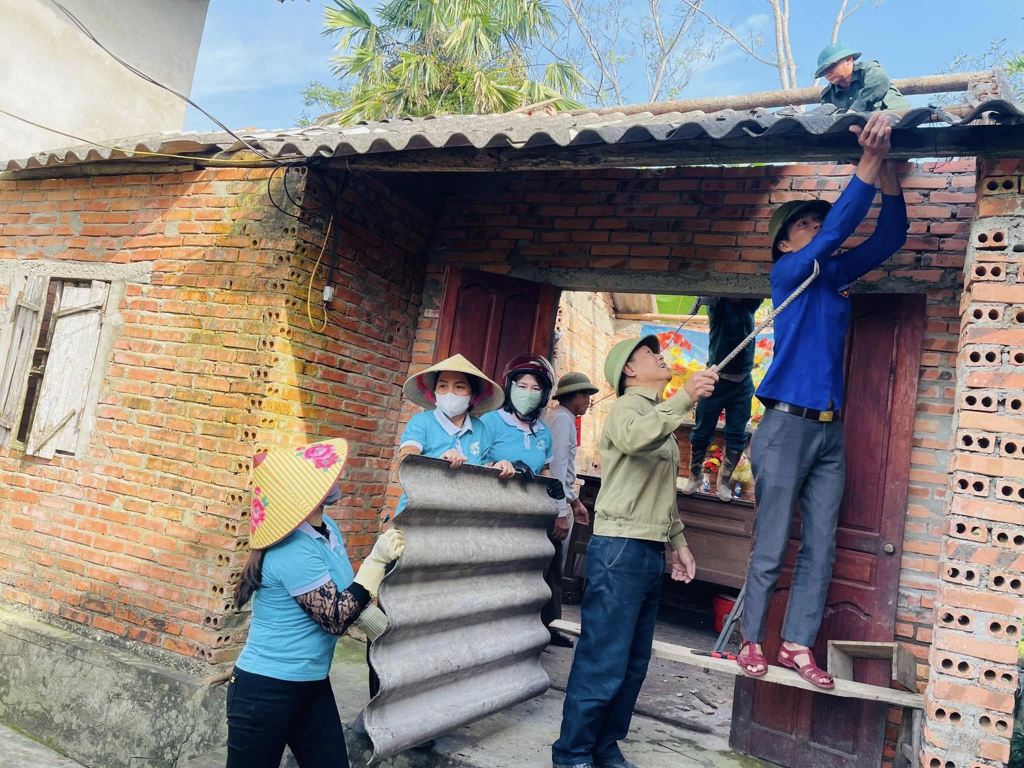 UBMTTQ XÃ SƠN TIẾN VÀ CÁC ĐOÀN THỂ HỖ TRỢ HỘ NGHÈO LÀM NHÀ Ở SAU BÃO 