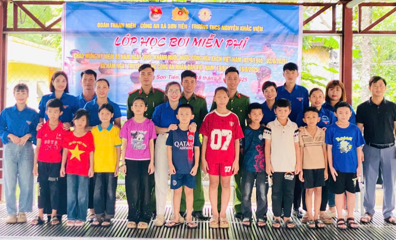 Đoàn thanh niên - Công an xã - Trường THCS Nguyễn Khắc Viện khai giảng lớp học bơi miễn phí cho trẻ em 9-10 tuổi có hoàn cảnh khó khăn trên địa bàn xã Sơn Tiến. 